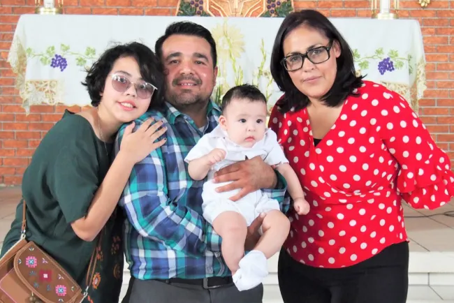 Héctor Luque recibe su Primer Sacramento