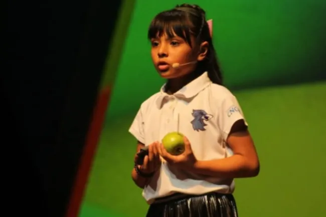 Adhara, la niña mexicana que es más inteligente que Einstein