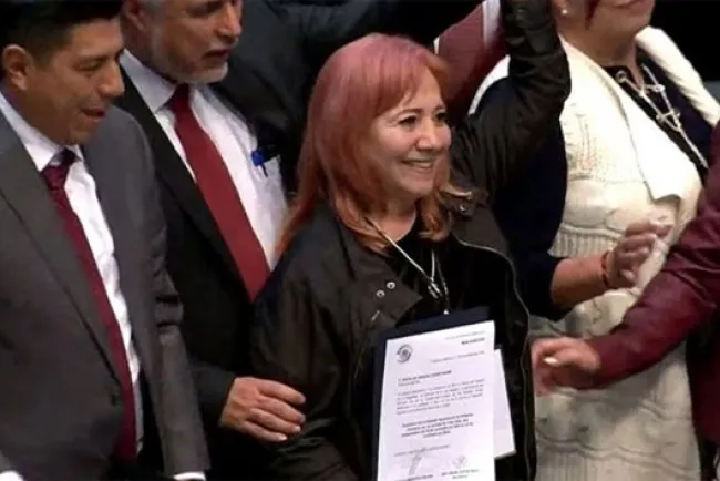 Rosario Piedra rinde protesta entre gritos y jaloneos