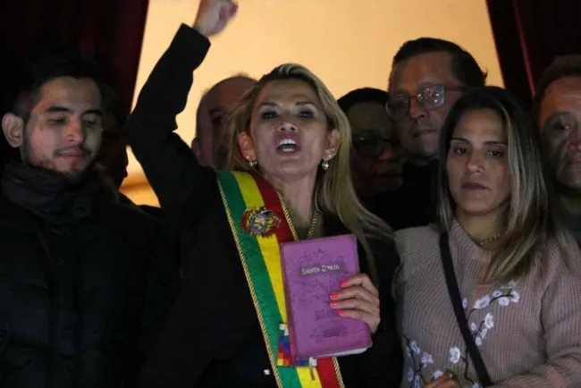 Presidenta interina llega a casa de gobierno en Bolivia