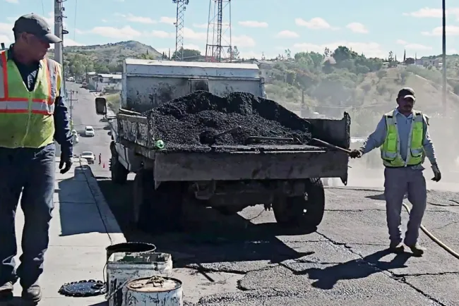 Refuerzan programa de bacheo de calles