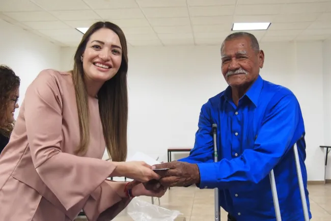 Entregan apoyos a personas especiales