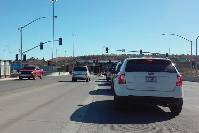 Detenido con dos indocumentados