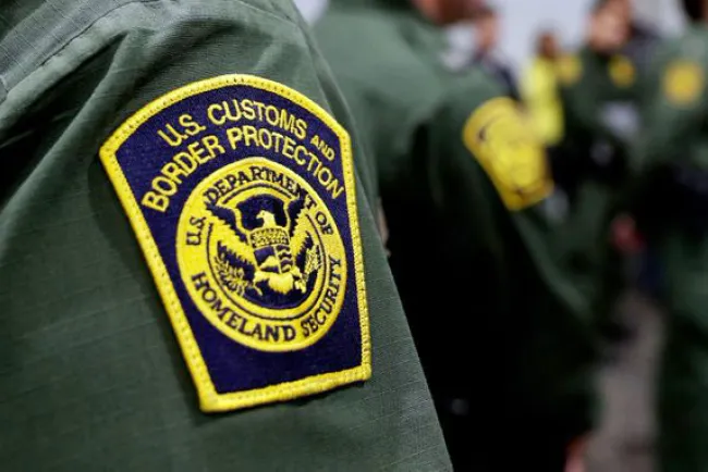 Dispara agente a hombre de Rusia