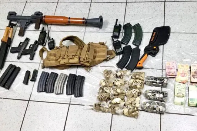 Localizan arsenal tras un tiroteo