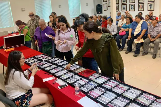 Reciben nogalenses apoyos visuales