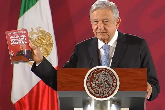 Presenta López Obrador su nuevo libro, base para la 4T