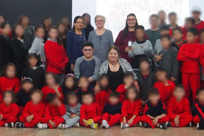 Entregan ropa invernal en albergues