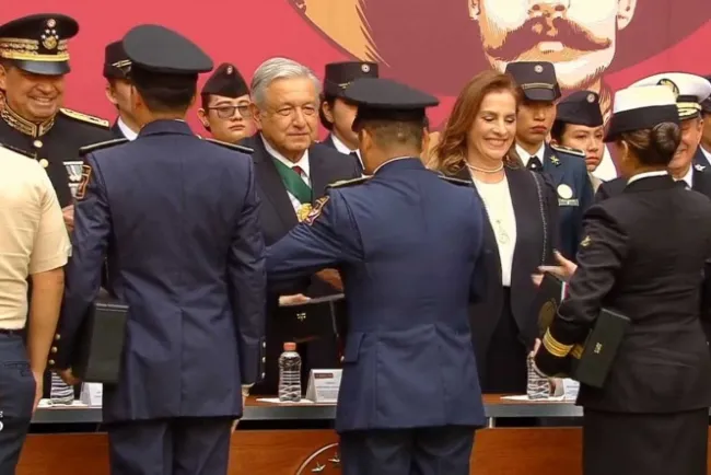 Entrega López Obrador condecoraciones y ascensos a militares y marinos