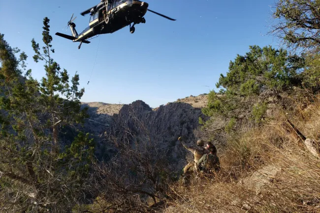 Rescatan a dos indocumentados