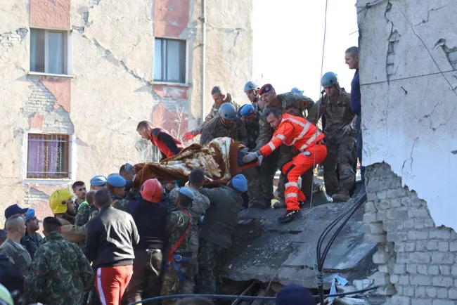 Aumentan a 18 los muertos por sismo en Albania
