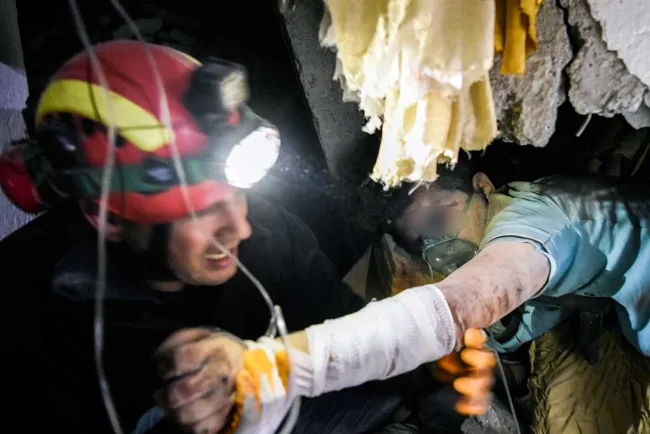 Suman ya 40 muertos y 650 heridos tras sismo en Albania