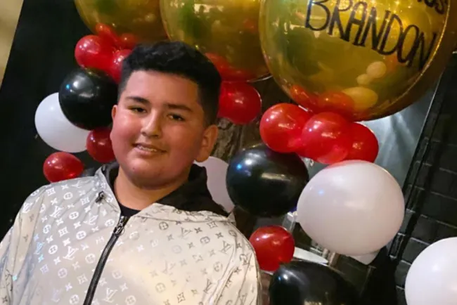 Festejan amigos cumpleaños a Brandon
