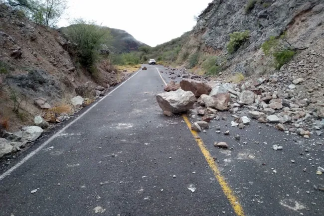 Atienden deslaves provocados por las lluvias