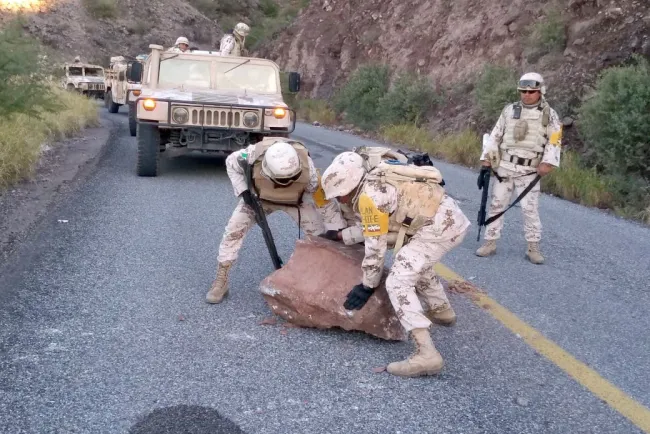 Desalojan rocas  de la carretera