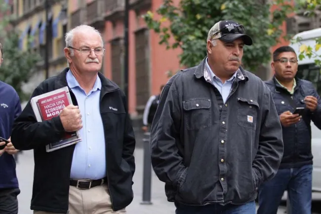 Reciben a familias LeBarón y Langford en Palacio Nacional