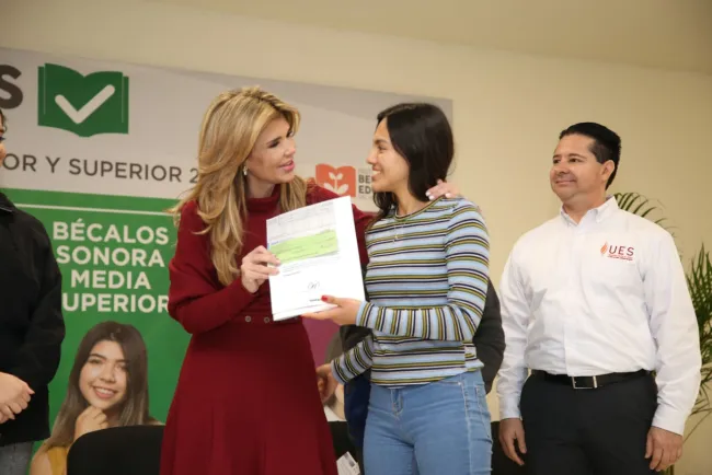 Beneficia Gobernadora Pavlovich a mas sonorenses con Becas Excelencia Sonora 