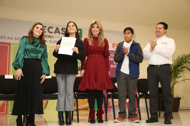 Entrega Gobernadora Becas de Excelencia