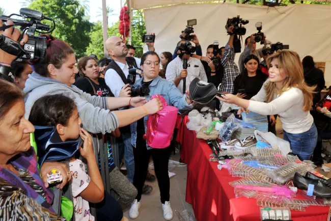 Benefician a familias con Bazar Navideño
