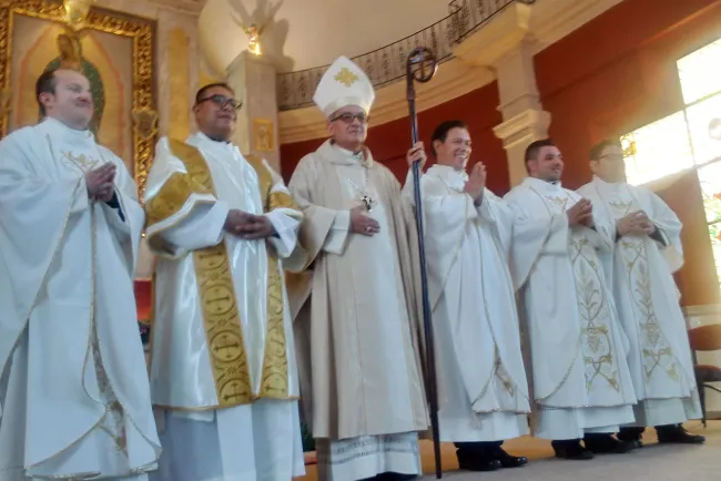 Ordena Obispo a cuatro Sacerdotes y un Diácono