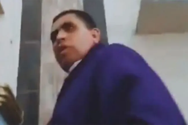 VIDEO: Exhiben a sacerdote ebrio insultando a mujer
