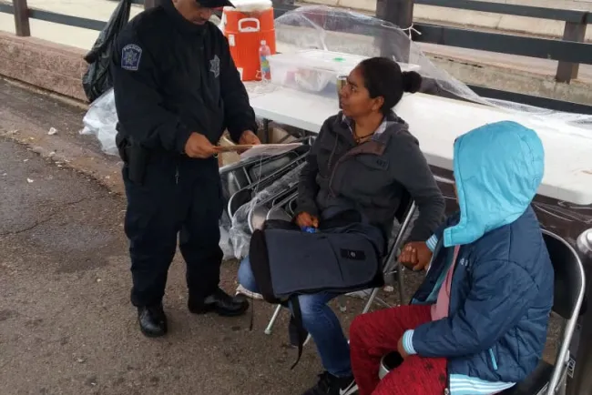 Mantienen orden por solicitantes de asilo