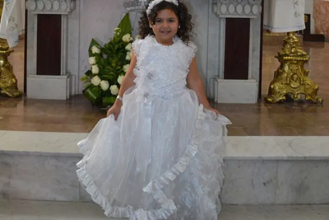 Nicole recibe primer sacramento