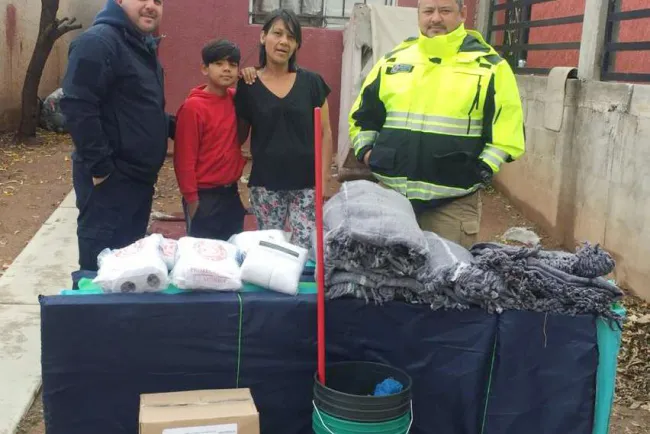 Entregan apoyos a personas vulnerables