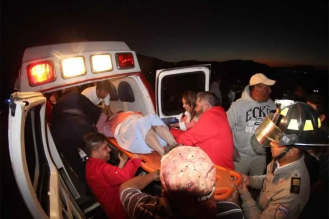 En choque se desprende techo de bus y pasajeros salen expulsados