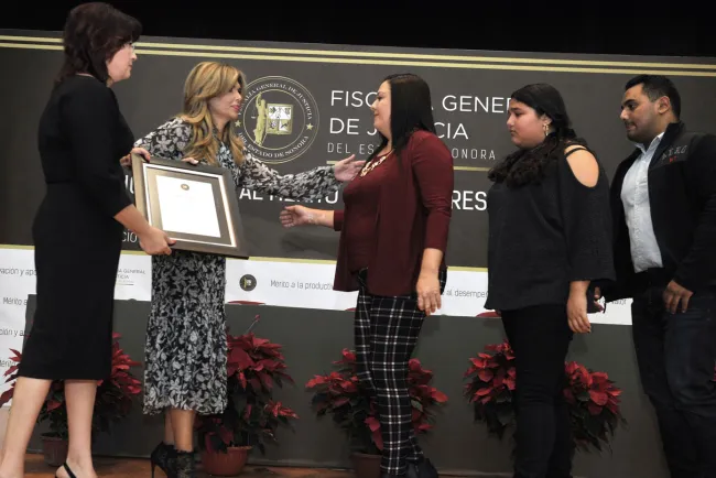 Reconocen a funcionarios de la FGES