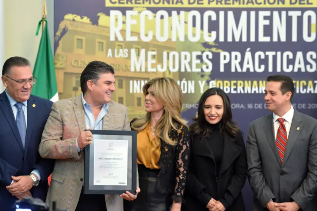 Premian a servidores públicos de Sonora