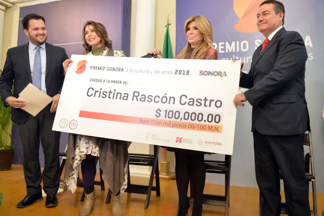 Entregan premio a la cultura y las artes