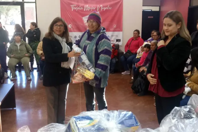 Entregan beneficios a mujeres nogalenses