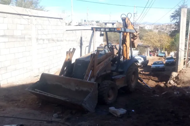 Avanza introducción de drenaje en la Colosio