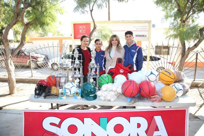 Beneficia Gobernadora Pavlovich con becas y proyectos productivos a población del Río Sonora