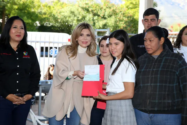 Entregan becas educativas