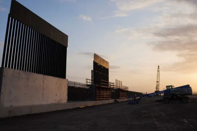 Trump acude a tribunales para construir muro fronterizo