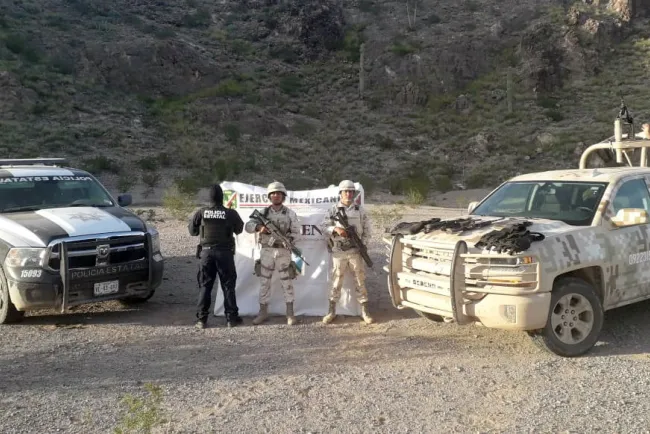 Detienen a migrantes con rifles de asalto