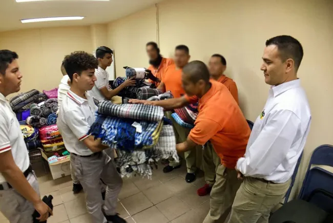 Apoyan estudiantes al Cereso Femenil