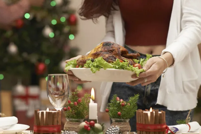 Recomiendan comer con moderación en celebraciones