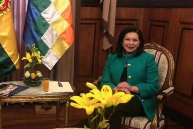 Embajadora de México sale de Bolivia tras expulsión