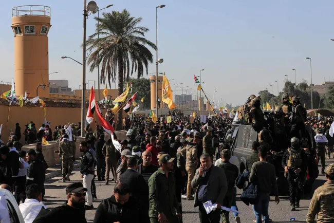 Multitud iracunda asalta embajada de EU en Irak