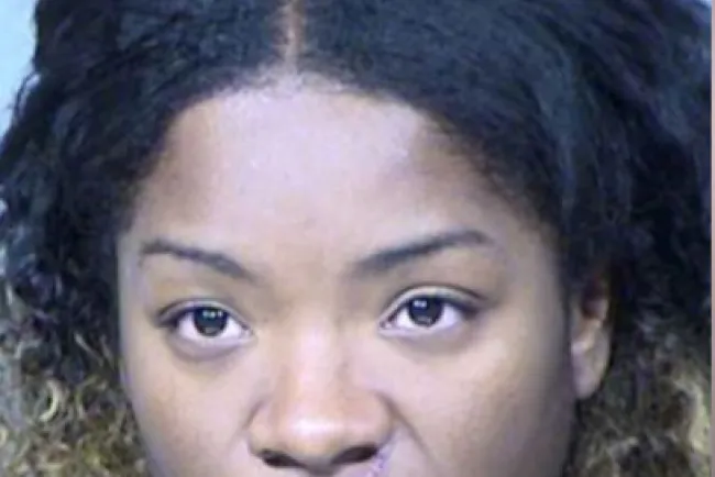 Abandona a hijos por irse de fiesta con amigas