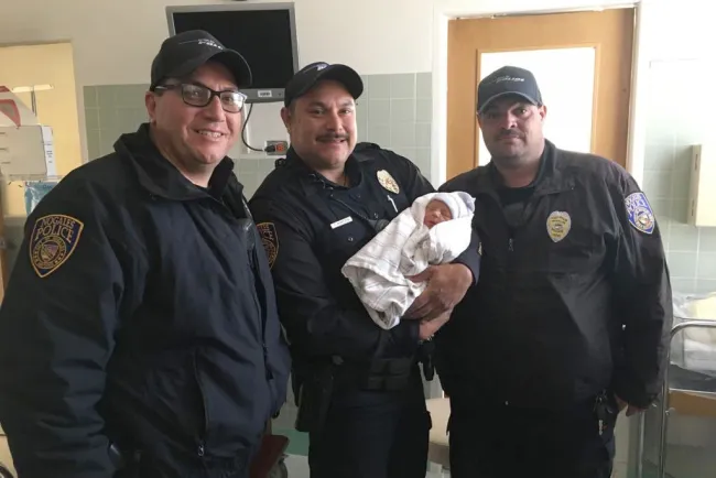 Apoyan policías en parto
