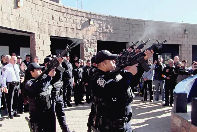 Festeja Alcalde a policías en su día