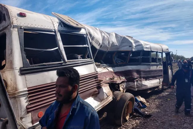 Tren arrolla a camión de pasajeros en Vícam; hay varios muertos