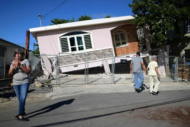 Boricuas sufren tras sismos: cientos de damnificados y sin luz