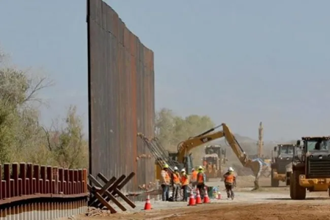Autorizan construir una de las secciones más grandes del muro, dice Trump