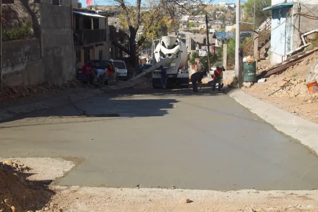 Avanzan obras de pavimentación