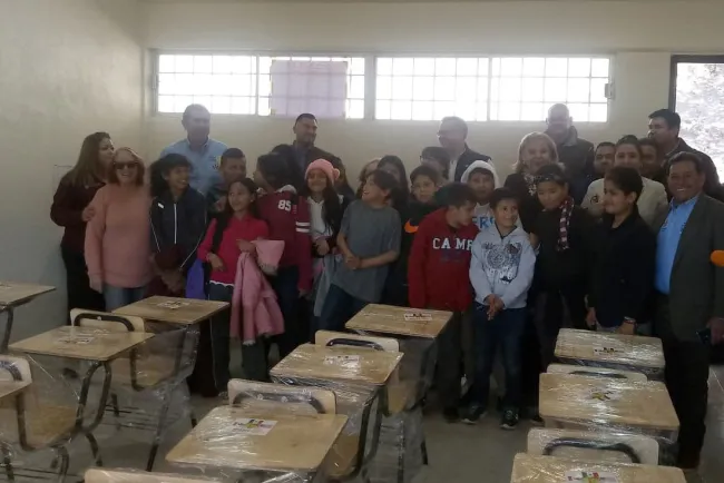 Entrega Club Rotarios mesabancos